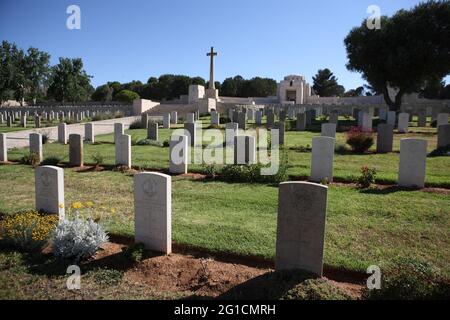 Grabsteine und ein Denkmal, Symmetrie und Schmählichkeit im 1. Weltkrieg British Military Cemetery auf dem Mount Scopus, Jerusalem, Israel. Stockfoto