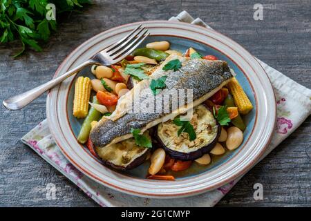 Seebarsch mit Tomaten und Butterbohnenragout Stockfoto