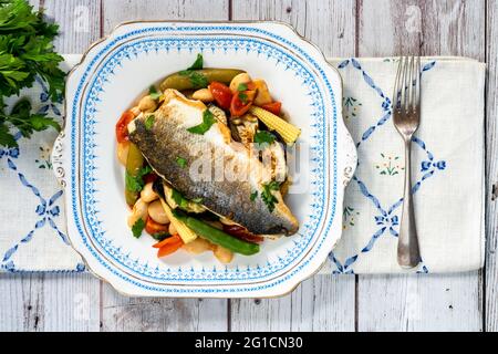 Seebarsch mit Tomaten- und Butterbohnenragout - Blick von oben Stockfoto