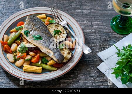 Seebarsch mit Tomaten und Butterbohnenragout Stockfoto