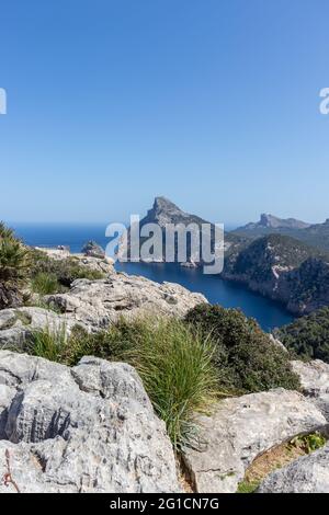 April 2021, Mallorca Spanien: Die Menschen genießen den Blick vom Aussichtspunkt Es Colomer auf Cap formentor Stockfoto