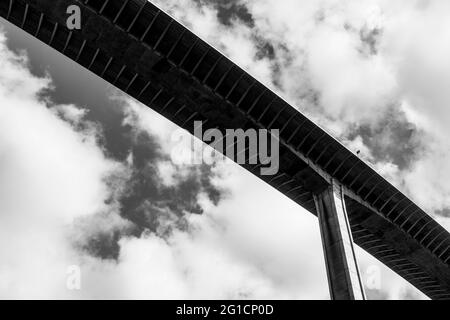 Autobahn, Autobahnbrücke von unten Stockfoto