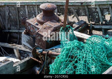 Verrostete Motorwinde in einem alten verlassenen Boot in Dungeness, Kent, England, Großbritannien. Stockfoto