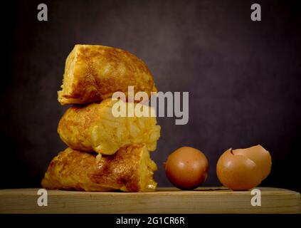 Spanisches Omelett mit Kartoffeln auf grauem Hintergrund Stockfoto