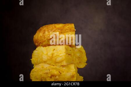 Spanisches Omelett mit Kartoffeln auf grauem Hintergrund Stockfoto