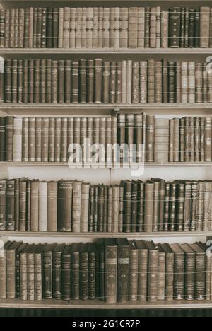 Alte Bücher auf hölzernen Bücherregalen, die Bibliothek Wrest Park, Silsoe, Bedfordshire, Großbritannien Stockfoto