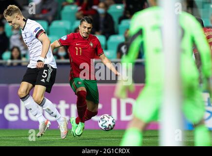 LJUBLJANA, SLOWENIEN - 06. JUNI: Amos Pieper von Deutschland gegen Dany Mota von Portugal während des UEFA-U-21-Europameisterschaftsfinales 2021 zwischen Deutschland und Portugal im Stadion Stozice am 6. Juni 2021 in Ljubljana, Slowenien. (Foto von Grega Valancic/MB Media) Stockfoto