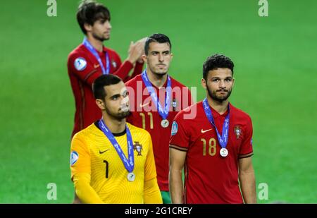 LJUBLJANA, SLOWENIEN - 06. JUNI: Diogo Costa von Portugal, Dany Mota von Portugal und Goncalo Ramos von Portugal sehen niedergeschlagen aus, nachdem sie beim UEFA-Finale der U-21-Europameisterschaft 2021 zwischen Deutschland und Portugal im Stadion Stozice am 06. Juni 2021 in Ljubljana, Slowenien, eine Silbermedaille erhalten haben. (Foto von Grega Valancic/MB Media) Stockfoto