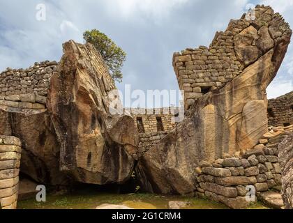 Steinsymbole, Tempel und Ruinen von Machu Picchu, der alten Inka-Stadt in den Anden, Cusco, Peru Stockfoto