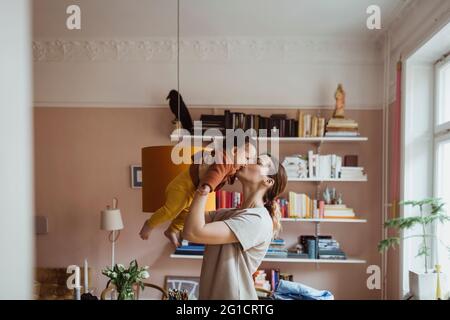 Mutter küsst Jungen zu Hause Stockfoto