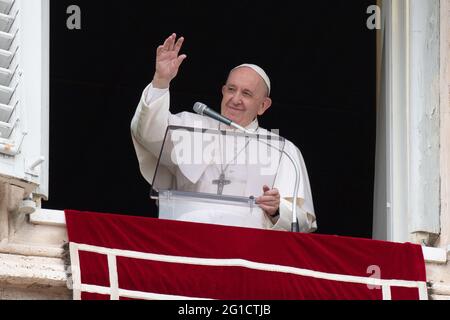 Rom, Italien. Juni 2021. 06. Juni 2021 : Papst Franziskus spricht vom Fenster des apostolischen Palastes mit Blick auf den Petersplatz im Vatikan während des wöchentlichen Angelus-Gebets Quelle: Independent Photo Agency/Alamy Live News Stockfoto