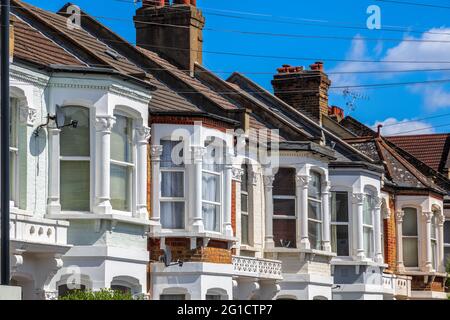 Eine Reihe typisch englischer Reihenhäuser rund um Kensal Rise in London mit Deckenleitungen Stockfoto