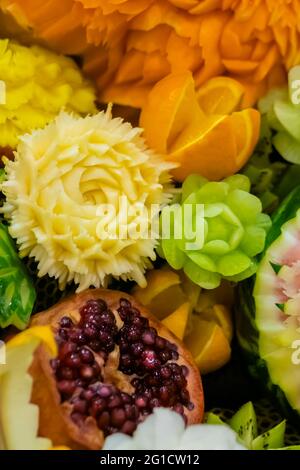 Farbenfroher Blumenstrauß mit Obst und Gemüse - aus der Nähe von oben Stockfoto