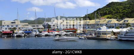 Panorama mit Yachten und Katamaranen, die in der Marina und den Gebäuden dahinter, der Simpson Bay Lagoon, St. Martin, Karibik, festgemacht sind Stockfoto