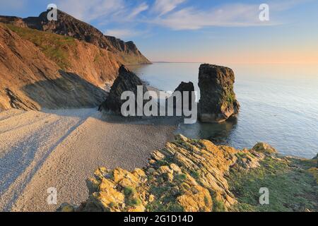 Seestacks und Felsen in der Nähe von Trefor, auf der Halbinsel Llŷn, Nordwales, Großbritannien Stockfoto