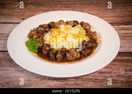 Rezept aus Süßbrot und Lammkniere mit Kakao, Lauch-Pfeifen mit Mandeln und Orangen Stockfoto