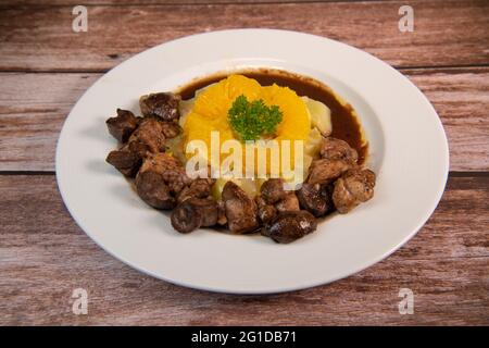 Rezept aus Süßbrot und Lammkniere mit Kakao, Lauch-Pfeifen mit Mandeln und Orangen Stockfoto