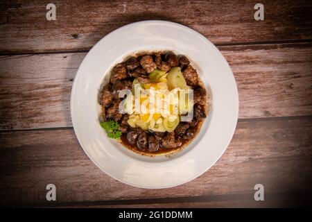 Rezept aus Süßbrot und Lammkniere mit Kakao, Lauch-Pfeifen mit Mandeln und Orangen Stockfoto