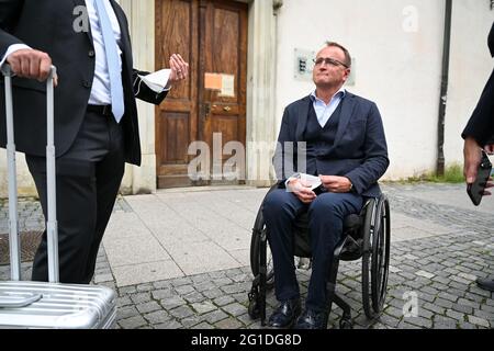 Ravensburg, Deutschland. Juni 2021. Markus Ewald, Bürgermeister der Stadt Weingarten, sitzt in seinem Rollstuhl vor dem Amtsgericht Ravensburg. Ewald soll als Zeuge im Prozess gegen den ehemaligen Schatzmeister der Stadt Weingarten Aussagen. Quelle: Felix Kästle/dpa/Alamy Live News Stockfoto