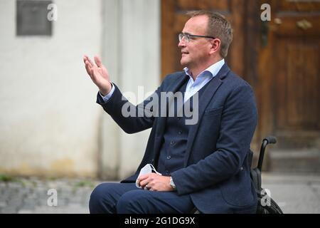 Ravensburg, Deutschland. Juni 2021. Markus Ewald, Bürgermeister der Stadt Weingarten, sitzt in seinem Rollstuhl vor dem Amtsgericht Ravensburg. Ewald soll als Zeuge im Prozess gegen den ehemaligen Schatzmeister der Stadt Weingarten Aussagen. Quelle: Felix Kästle/dpa/Alamy Live News Stockfoto