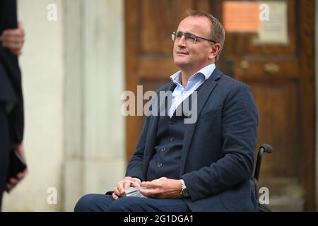 Ravensburg, Deutschland. Juni 2021. Markus Ewald, Bürgermeister der Stadt Weingarten, sitzt in seinem Rollstuhl vor dem Amtsgericht Ravensburg. Ewald soll als Zeuge im Prozess gegen den ehemaligen Schatzmeister der Stadt Weingarten Aussagen. Quelle: Felix Kästle/dpa/Alamy Live News Stockfoto