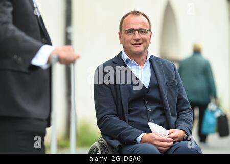 Ravensburg, Deutschland. Juni 2021. Markus Ewald, Bürgermeister der Stadt Weingarten, sitzt in seinem Rollstuhl vor dem Amtsgericht Ravensburg. Ewald soll als Zeuge im Prozess gegen den ehemaligen Schatzmeister der Stadt Weingarten Aussagen. Quelle: Felix Kästle/dpa/Alamy Live News Stockfoto