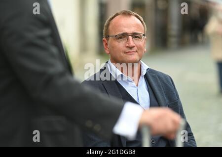 Ravensburg, Deutschland. Juni 2021. Markus Ewald, Bürgermeister der Stadt Weingarten, sitzt in seinem Rollstuhl vor dem Amtsgericht Ravensburg. Ewald soll als Zeuge im Prozess gegen den ehemaligen Schatzmeister der Stadt Weingarten Aussagen. Quelle: Felix Kästle/dpa/Alamy Live News Stockfoto