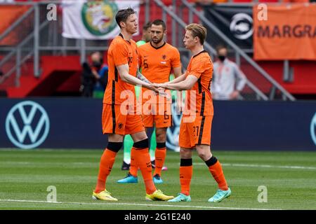 ENSCHEDE, NIEDERLANDE - 6. JUNI: Wout Weghorst aus den Niederlanden und Frenkie de Jong aus den Niederlanden während des Internationalen Freundschaftsspiels dazwischen Stockfoto