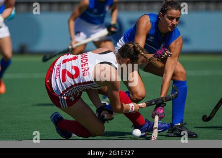 AMSTELVEEN, NIEDERLANDE - 6. JUNI: Erica Sanders aus England während des Euro Hockey Championships-Spiels zwischen England und Italien im Wagener Stadion Stockfoto