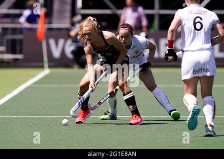 AMSTELVEEN, NIEDERLANDE - 6. JUNI: Jette Fleschutz aus Deutschland, Charlotte Englebert aus Belgien während des Eurohockey-Meisterschaftsspiels zwischen Duitsl Stockfoto