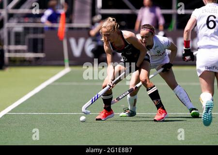 AMSTELVEEN, NIEDERLANDE - 6. JUNI: Jette Fleschutz aus Deutschland, Charlotte Englebert aus Belgien während des Eurohockey-Meisterschaftsspiels zwischen Duitsl Stockfoto