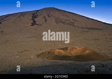 FRANKREICH. REUNION ISLAND. DER KLEINE VULKANISCHE KEGEL FORMICA LEO (2202 METER), DER AN DER PITON DE LA FOURNAISE (2510 METER) FESTKLEBT Stockfoto