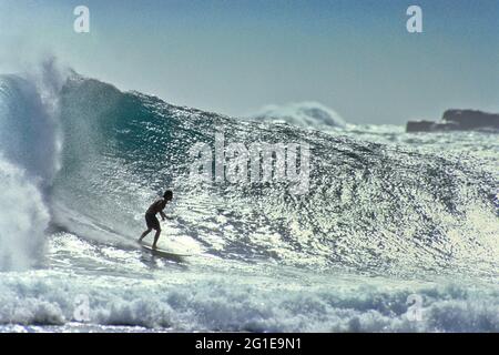 FRANKREICH. REUNION ISLAND. SURFEN UND WELLENREITEN AM STRAND VON ST LEU Stockfoto