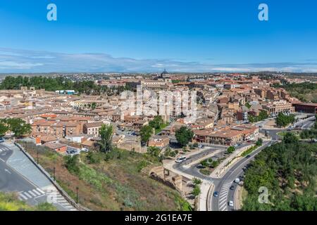 Toledo / Spanien - 05 12 2021: Majestätischer Panoramablick Toledo Innenstadt, voll urban an der Festung Stockfoto