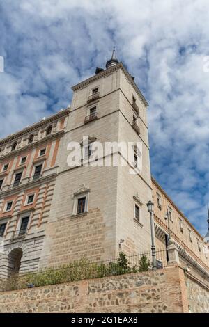 Toledo / Spanien - 05 12 2021: Detailansicht des Renaissance-Militärgebäudes am Hauptfassenturm des Alcazar von Toledo Stockfoto