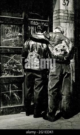 Menschen, Jugendliche/Teenager, zwei junge Rowdies mit Lederjacken, 60er Jahre, ZUSÄTZLICHE RECHTE-CLEARANCE-INFO-NOT-AVAILABLE Stockfoto