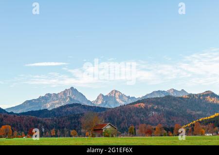 Typisch bayerische Landschaft in der Nähe des berühmten Schlosses Neuschwanstein in schönen Herbstfarben in Bayern und der Provinz Füssen in Deutschland Stockfoto