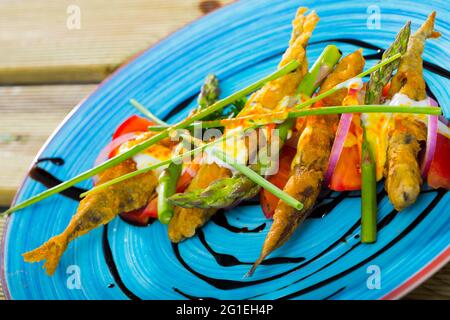 Zerschlagene Sprossen mit cremiger Ingwersoße, Tomaten, Balsamico Stockfoto