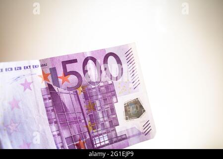 500 Euro in offiziellen Banknoten. Keine Personen Stockfoto