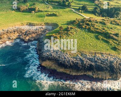 Luftaufnahme der felsigen Küste. Die Küste in der Nähe der Stadt Buelna, Asturien, Spanien Stockfoto