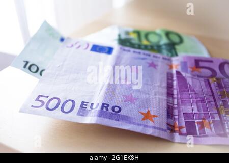 500 und 100 Euro in offiziellen Banknoten. Keine Personen Stockfoto