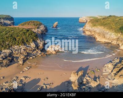 Seascape am Morgen. Felsige Küste. Strand Playa de Buelna, Asturien, Spanien Stockfoto