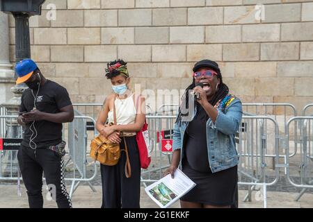 Barcelona, Spanien. Juni 2021. Ein Protestler, der während der Demonstration mit einem Mikrofon spricht.etwas mehr als ein Jahr nach dem Mord an George Floyd in den Vereinigten Staaten, der in verschiedenen Städten der Welt zu Demonstrationen geführt hat, haben sich Gruppen schwarzer Aktivisten aus Barcelona getroffen, Zur Verstärkung des antirassistischen Kampfes und der spanischen Bewegung Black Lives Matter, die nach den Demonstrationen des letzten Jahres gegründet wurde. Kredit: SOPA Images Limited/Alamy Live Nachrichten Stockfoto