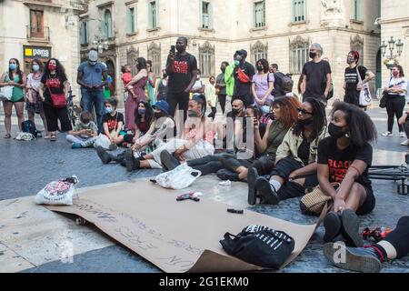 Barcelona, Spanien. Juni 2021. Während der Demonstration sitzen Demonstranten auf dem Boden.ETWAS mehr als ein Jahr nach dem Mord an George Floyd in den Vereinigten Staaten, der in verschiedenen Städten der Welt zu Demonstrationen geführt hat, haben sich Gruppen schwarzer Aktivisten aus Barcelona getroffen, Zur Verstärkung des antirassistischen Kampfes und der spanischen Bewegung Black Lives Matter, die nach den Demonstrationen des letzten Jahres gegründet wurde. Kredit: SOPA Images Limited/Alamy Live Nachrichten Stockfoto