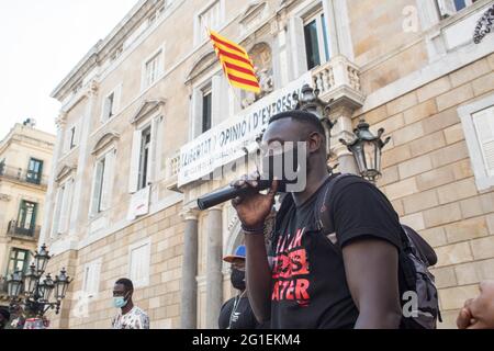 Barcelona, Spanien. Juni 2021. Ein Protestler, der während der Demonstration mit einem Mikrofon spricht.etwas mehr als ein Jahr nach dem Mord an George Floyd in den Vereinigten Staaten, der in verschiedenen Städten der Welt zu Demonstrationen geführt hat, haben sich Gruppen schwarzer Aktivisten aus Barcelona getroffen, Zur Verstärkung des antirassistischen Kampfes und der spanischen Bewegung Black Lives Matter, die nach den Demonstrationen des letzten Jahres gegründet wurde. Kredit: SOPA Images Limited/Alamy Live Nachrichten Stockfoto
