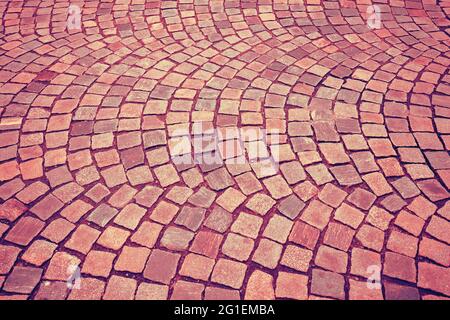 Bunte Granitblöcke. Abstrakte Stein Hintergrund. Stein Pflasterung Farbverlauf gelb rosa Textur Hintergrund Stockfoto