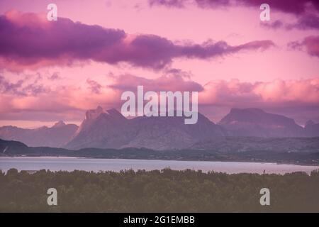 Fjord bei dramatischem Sonnenuntergang. Felsige Küste am Abend. Schöne Natur von Norwegen. Malerische skandinavische Landschaft. Norwegen Stockfoto