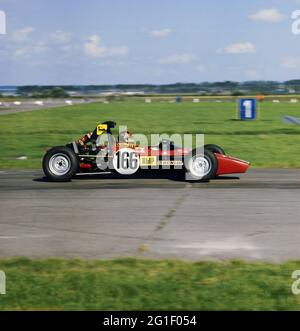 Sport, Auto, Formel Ford 1600, Mc. Namara, Stephen Steiner mit der Nummer 166 auf der Rennstrecke, ADDITIONAL-RIGHTS-CLEARANCE-INFO-NOT-AVAILABLE Stockfoto