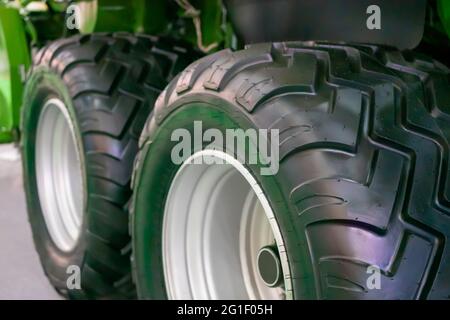 Nahaufnahme von zwei schweren Traktorreifen und Rädern auf der Landwirtschaftsausstellung Stockfoto