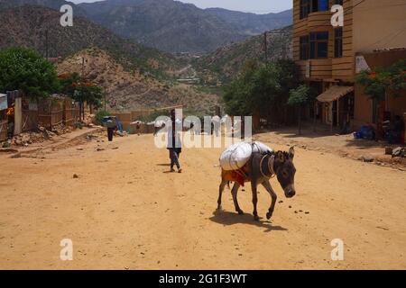 Hauptstraße in einer kleinen staubigen Stadt im ländlichen Äthiopien, Tigray Region Stockfoto